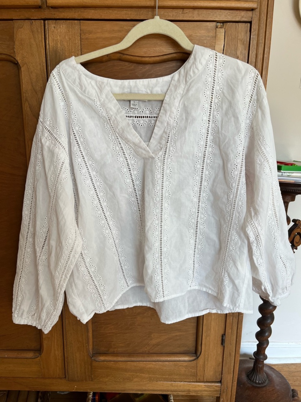 Women's White Eyelet V-Neck Cotton Top large